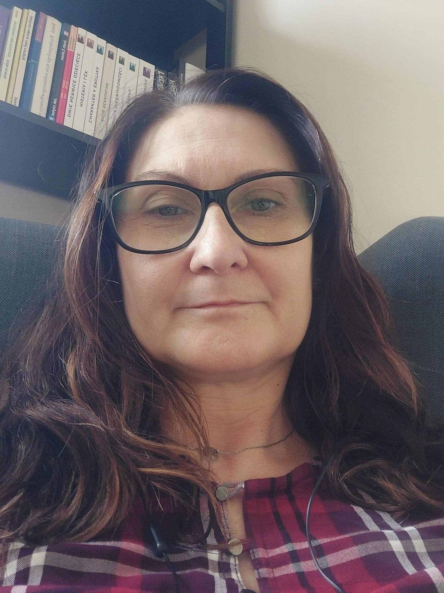 Portret psychoterapeutki w spokojnym, jasnym wnętrzu